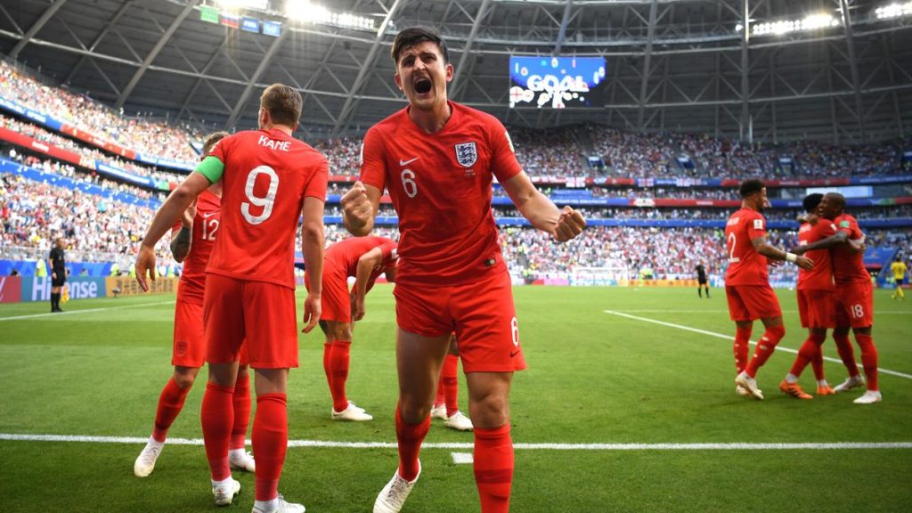 Maguire phát động từ sân nhà, Dalot thoát khỏi sự truy cản của Tagliafico và sút chéo góc thành bàn.