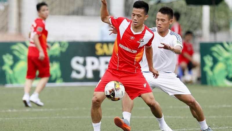 Gây áp lực trong cách kèm người trong bóng đá