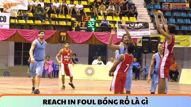 Lỗi reach in foul bóng rổ là gì